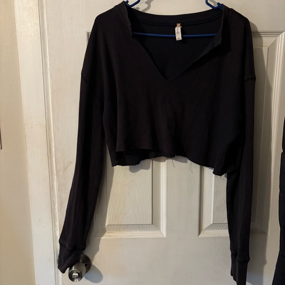 Black Cropped V Top